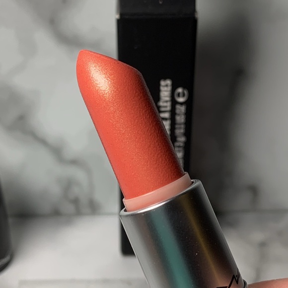 A SPRINKLE OF MAGIC Frost Lipstick MAC - Picture 6 of 16
